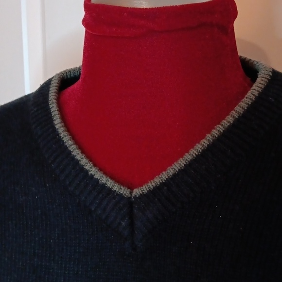 Xtremegear Men's V-neck Sweater, Sz.XL. 5 For $50 - Picture 4 of 5